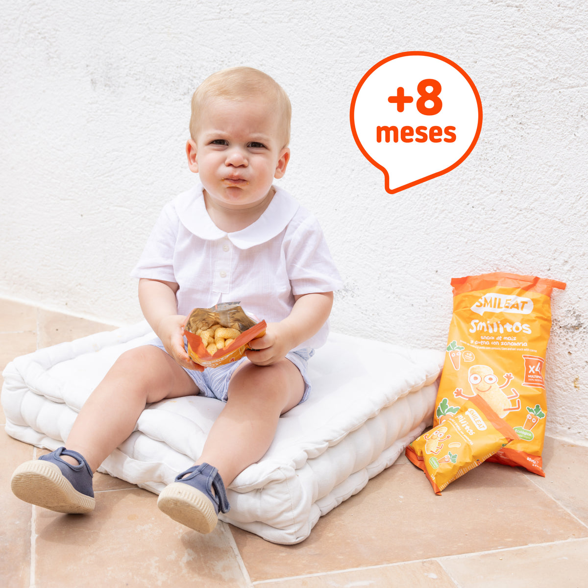 Bebé a comer snack de milho e cenoura – sem conservantes, só ingredientes honestos