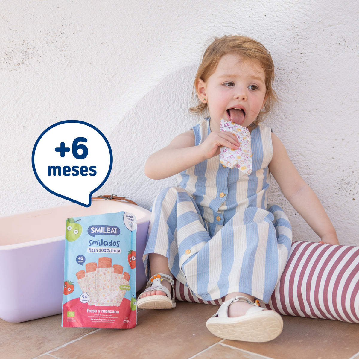 Menina a comer gelado de fruta biológica – sem açúcares, com ingredientes reais