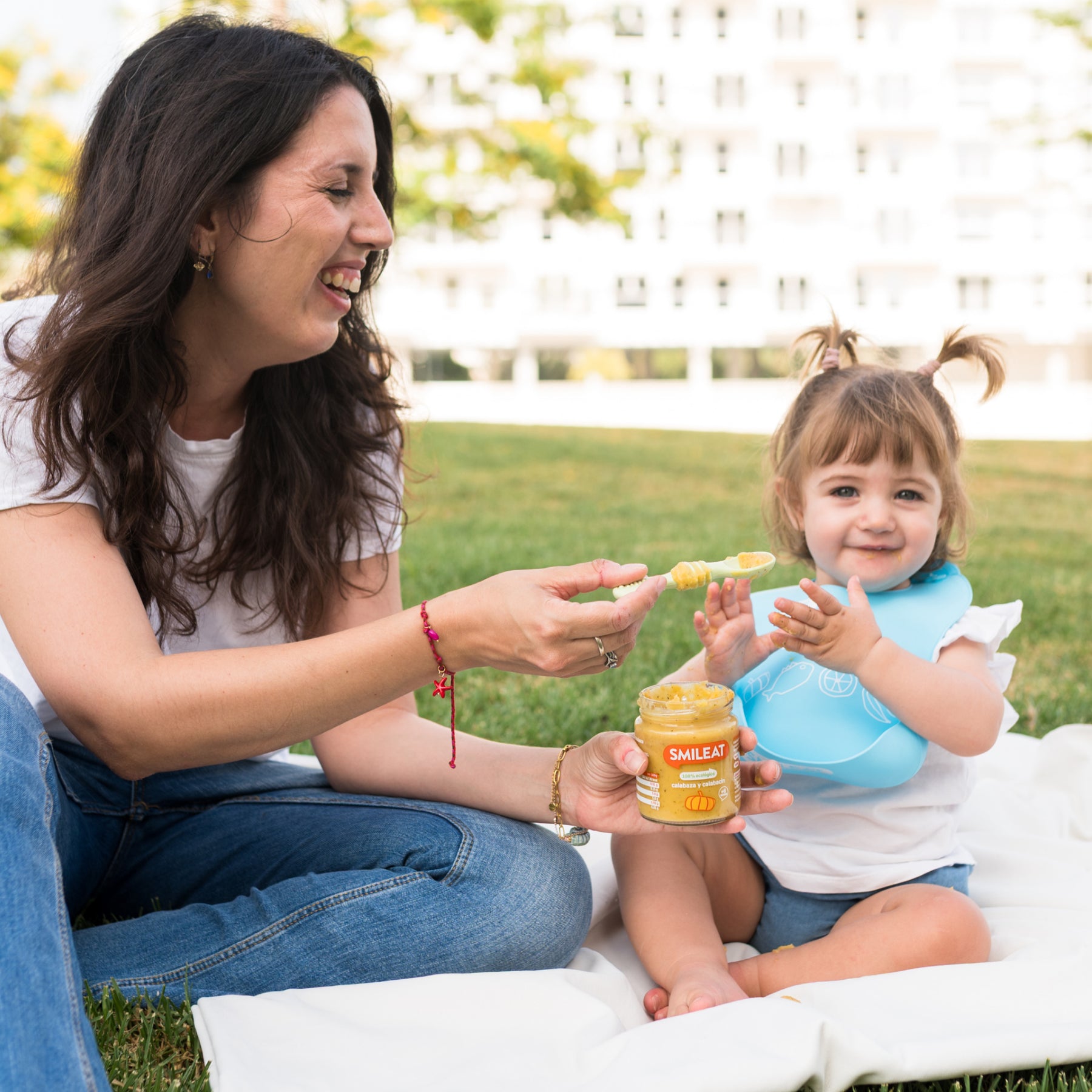 Menina comendo potinho biológico de abóbora
