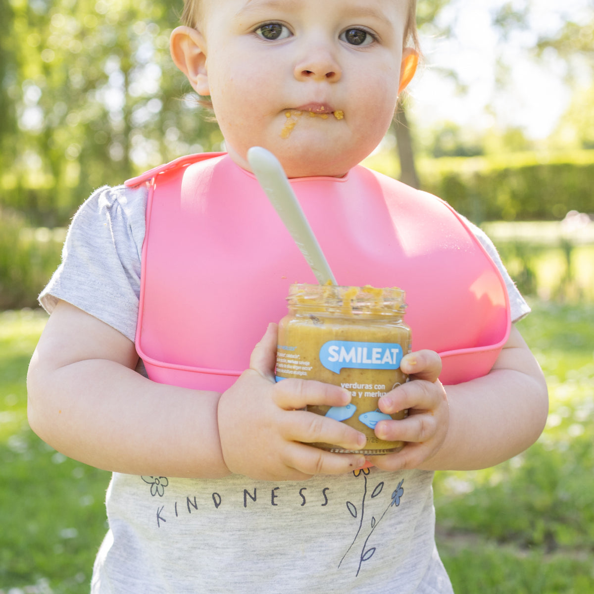 Criança a brincar e comer tarrito biológico – só ingredientes reais para alimentação infantil