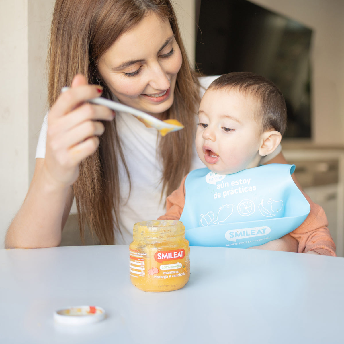 Mãe com bebé a comer tarrito biológico – refeição infantil com ingredientes reais e sem açúcares
