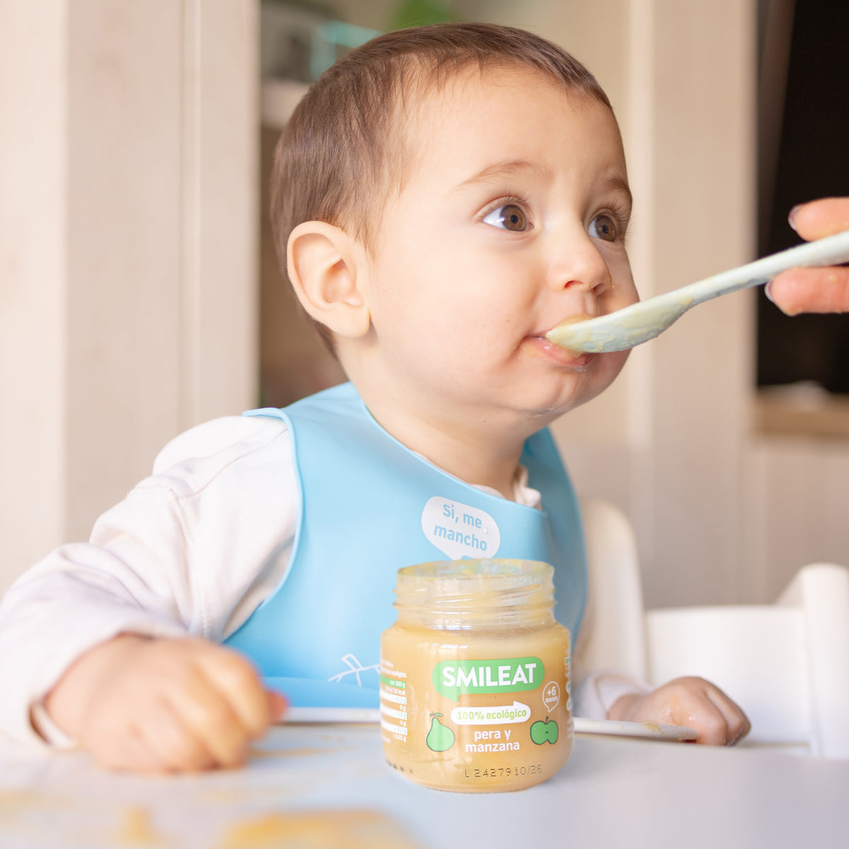 Mãe a dar tarrito biológico ao filho – alimentação infantil com ingredientes honestos e sem aditivos