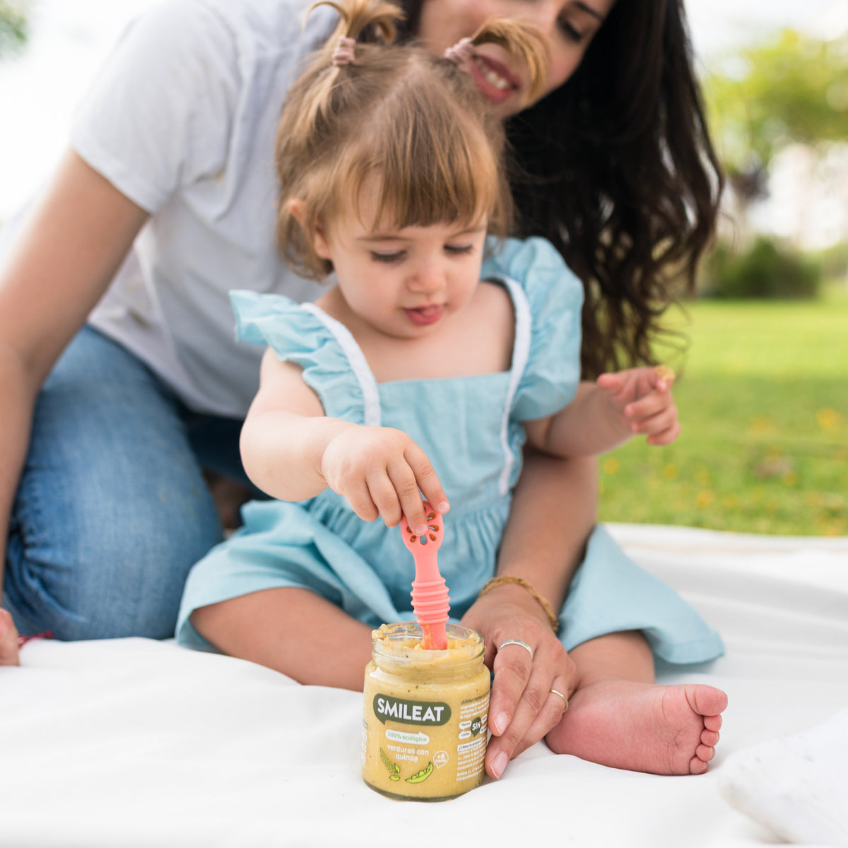 Menina com a mãe no parque a comer tarrito – só ingredientes reais e sem açúcares