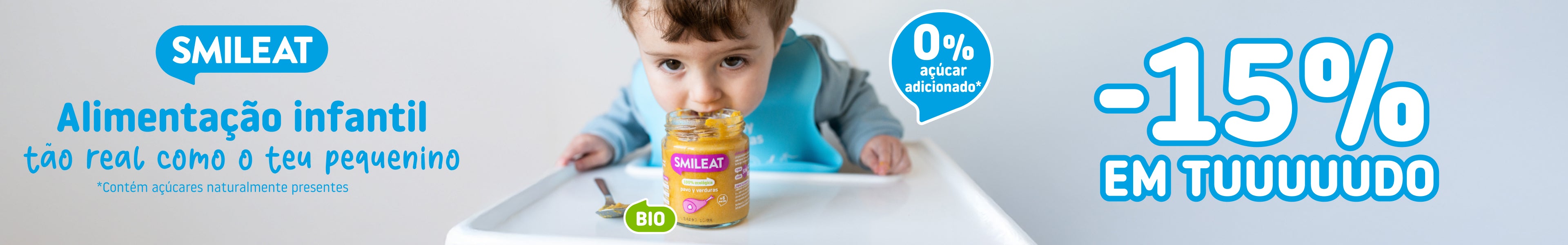 Criança a comer um boião biológico SMILEAT com 0% açúcares adicionados e 15% de desconto em alimentação infantil.