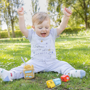 Bebé no parque com tarrito biológico – refeição infantil com ingredientes simples e reais