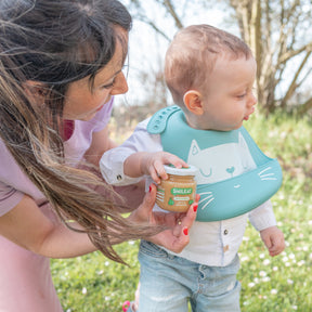 Mãe e filho no parque a comer tarrito biológico – com ingredientes reais e biológicos